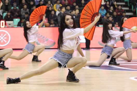 在巴黎時內馬爾帶你去夜店了嗎？西蒙斯：沒有，那時我才17歲