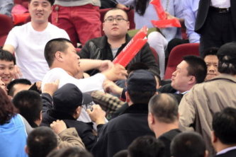 直播吧12月31日訊 活塞球員以賽亞·斯圖爾特談到他的“歡迎來到NBA”瞬間。他說：“訓練營的第一天，他們就把我扔進了‘深水里’比喻：必須馬上學會游泳才能生存）。我必須防守布雷克·格里芬、杰拉米·格蘭