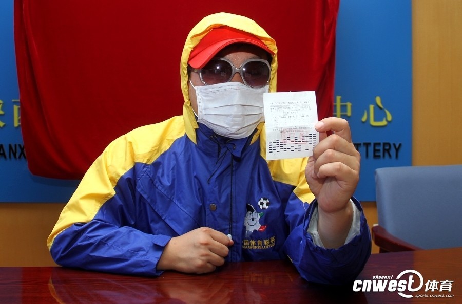 梅西策動！梅西分球給邊路阿爾巴，后者助攻阿連德頭球破僵