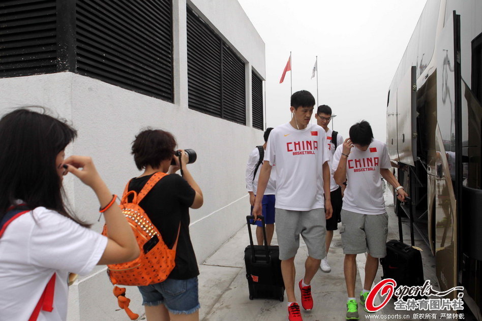 巴薩多打一人！桑塞特兇狠踢倒費爾明，被直紅罰下