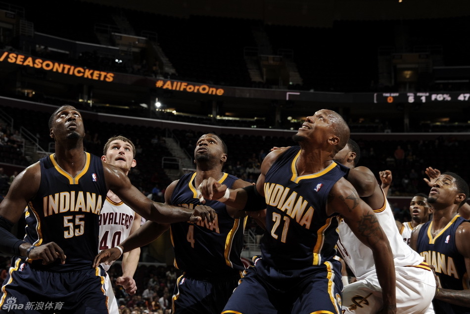 巴薩多打一人！桑塞特兇狠踢倒費爾明，被直紅罰下