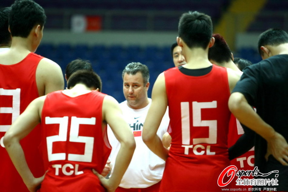 2025年10月8日 21:20:10懂球帝                 根據(jù)《每日體育報》的報道，巴薩今日完成本周最后一次訓練，弗里克因私事缺席。報道稱，本周三，巴薩的可用球員進行了本周的最后一