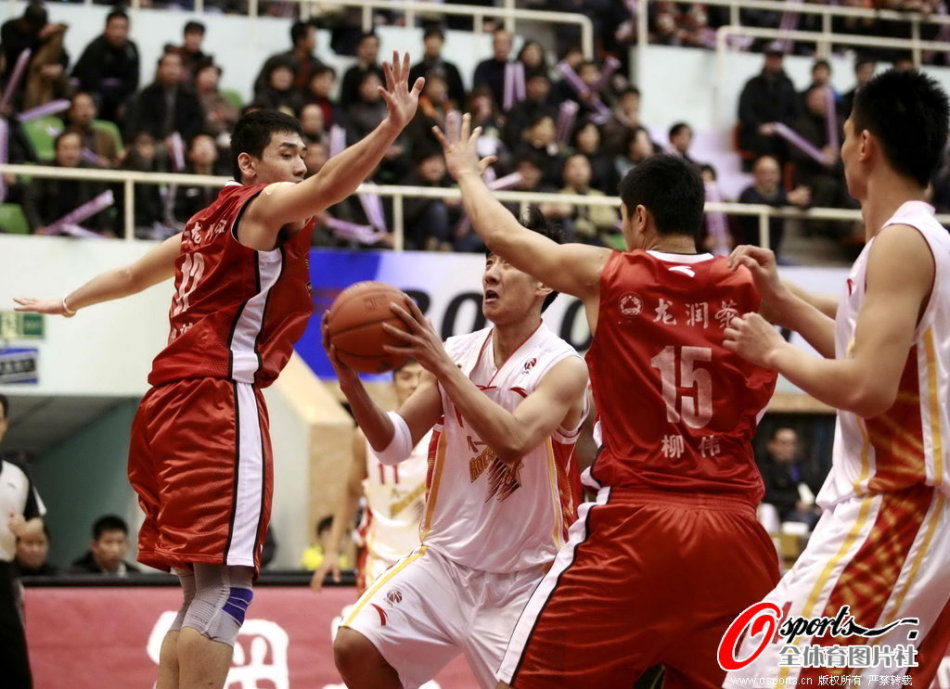 《九牧之野》中，玩家累計簽到七日可解鎖開拓自選技能，可從乘勝突擊、以逸擊勞、投戟衛(wèi)君等十余種傳奇戰(zhàn)法中任選其一。以下為針對不同流派的戰(zhàn)法選擇推薦，供各位參考。九牧之野簽到自選戰(zhàn)法選擇推薦一、必選戰(zhàn)法堅