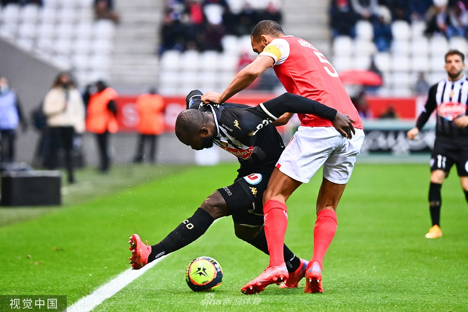 ??梅西抵達加爾各答，眾多印度球迷狂奔并齊喊：Messi! Messi!