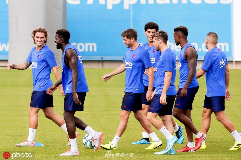 抽象！費蘭單刀射門被撲+倒地補射中橫梁，但被吹越位在先