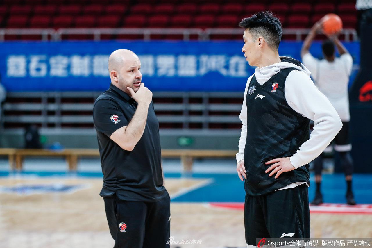 在勇士禁區(qū)當攪拌機！字母哥半場11中8砍18分4板3助