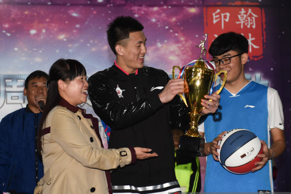 [流言板]期待回歸！美媒曬莫蘭特隔扣樂福照，配文不可復制的爆發(fā)力