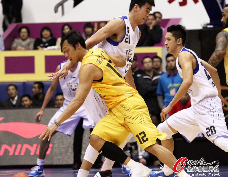 抽象！費蘭單刀射門被撲+倒地補射中橫梁，但被吹越位在先