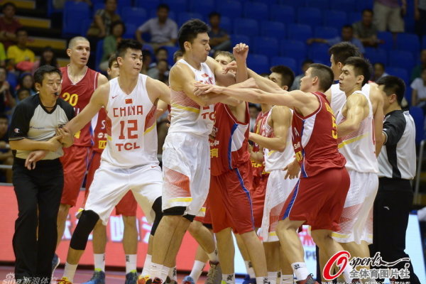 步行者VS騎士裁判報告：出現(xiàn)1次漏判 內(nèi)姆哈德擠掩護對阿倫犯規(guī)