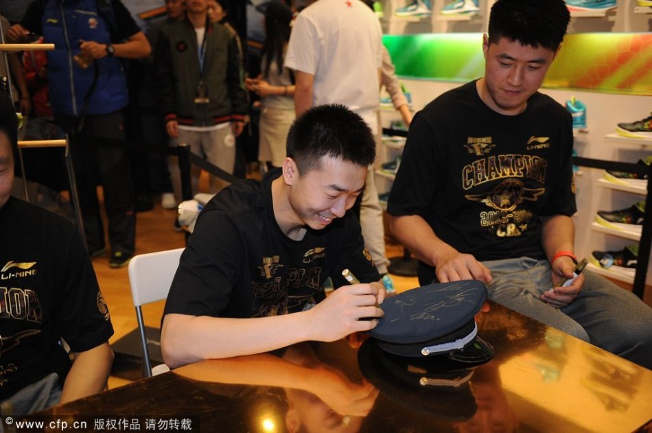 姆巴佩曬領取月最佳獎杯照片：非常感謝大家，對陣阿拉維斯加油！