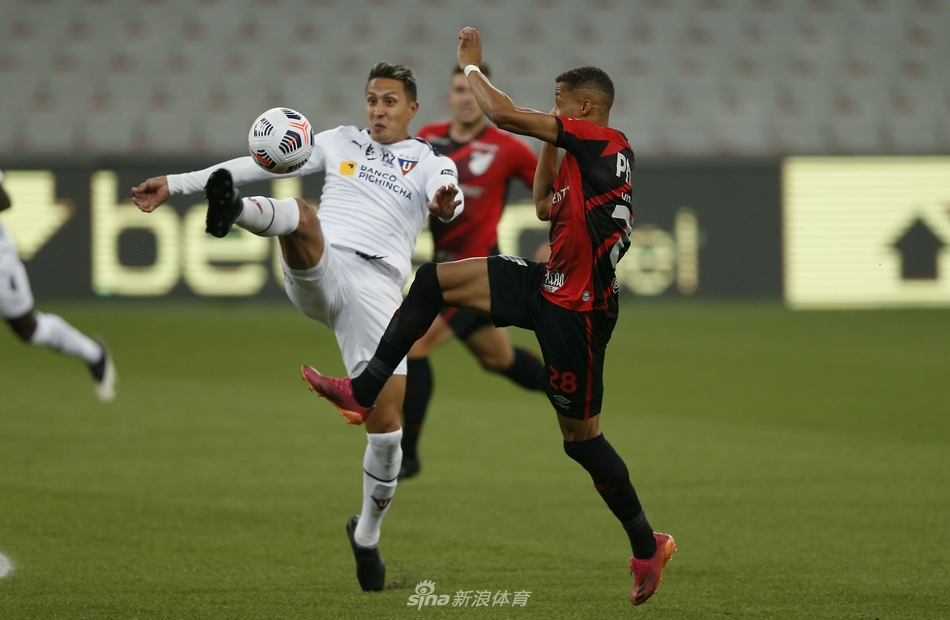 直播吧1月8日訊 NBA常規(guī)賽，雄鹿上半場以53-64落后勇士。上半場比賽，字母哥勢不可擋，他出戰(zhàn)12分49秒，投籃11中8，三分2中1，罰球3中1，得到18分4籃板3助攻。