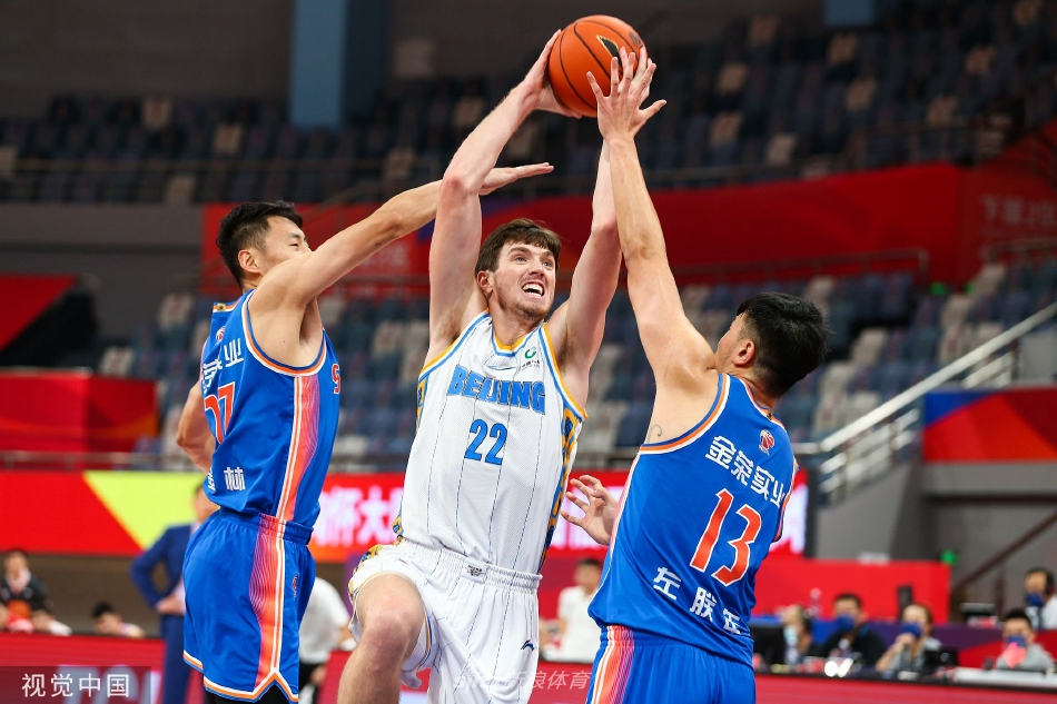 遮天蔽日！字母哥守護籃筐 騰空暴起大帽庫利巴利