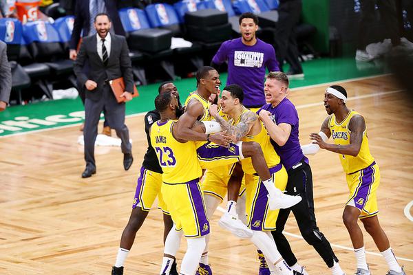 在勇士禁區(qū)當攪拌機！字母哥半場11中8砍18分4板3助