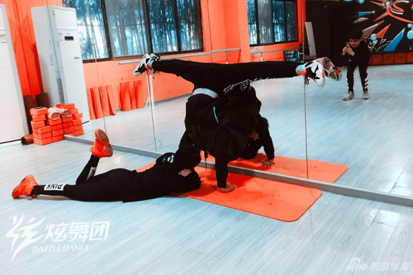 想啥呢？弗拉門戈官宣主帥續(xù)約鬧烏龍，加上馬競中場卡爾多索照片