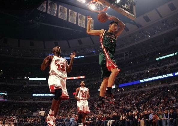 申京被包夾后出現(xiàn)失誤，隨后格林也連續(xù)出現(xiàn)兩次失誤