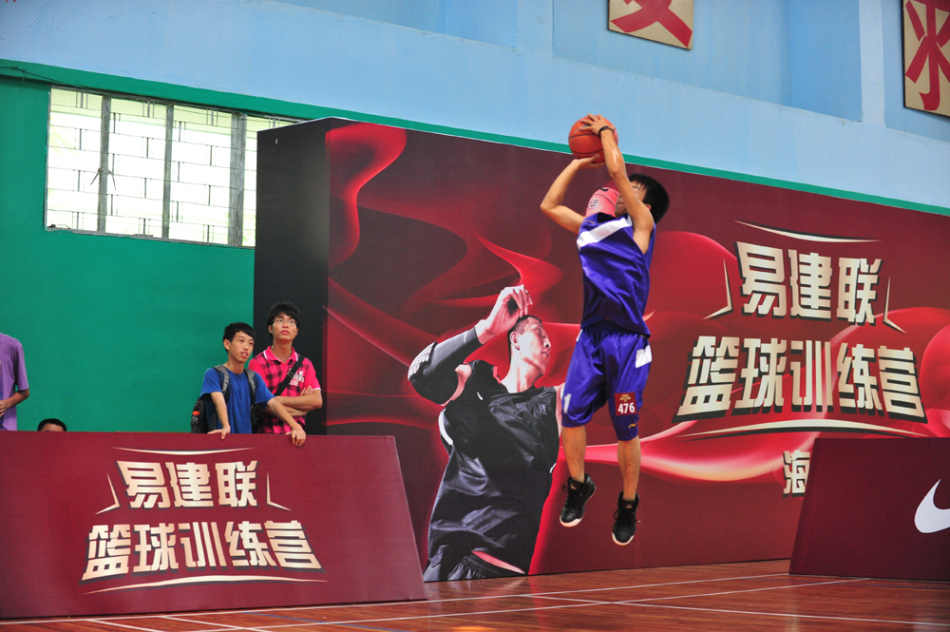 英媒：沃克經紀人已告知沙特聯(lián)賽，球員離開曼城后最終打算留歐洲