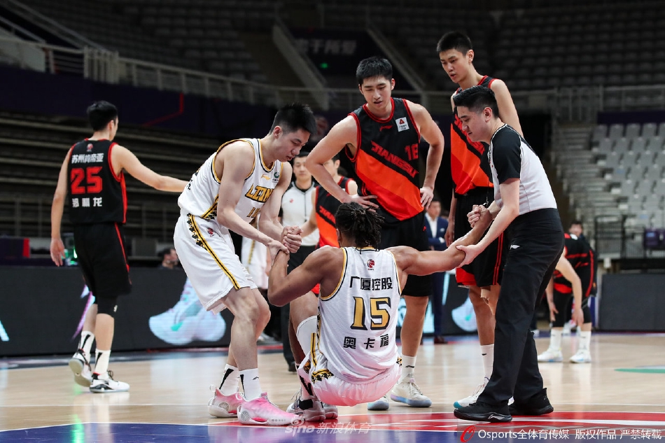 隊記：馬刺預(yù)計將依照賽程連續(xù)客戰(zhàn)湖人，已更換下榻酒店