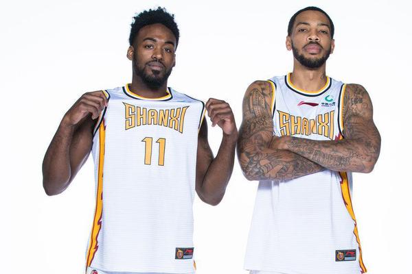 危險！卡佩拉被切球后打到杜蘭特面部，杜蘭特掩面非常痛苦