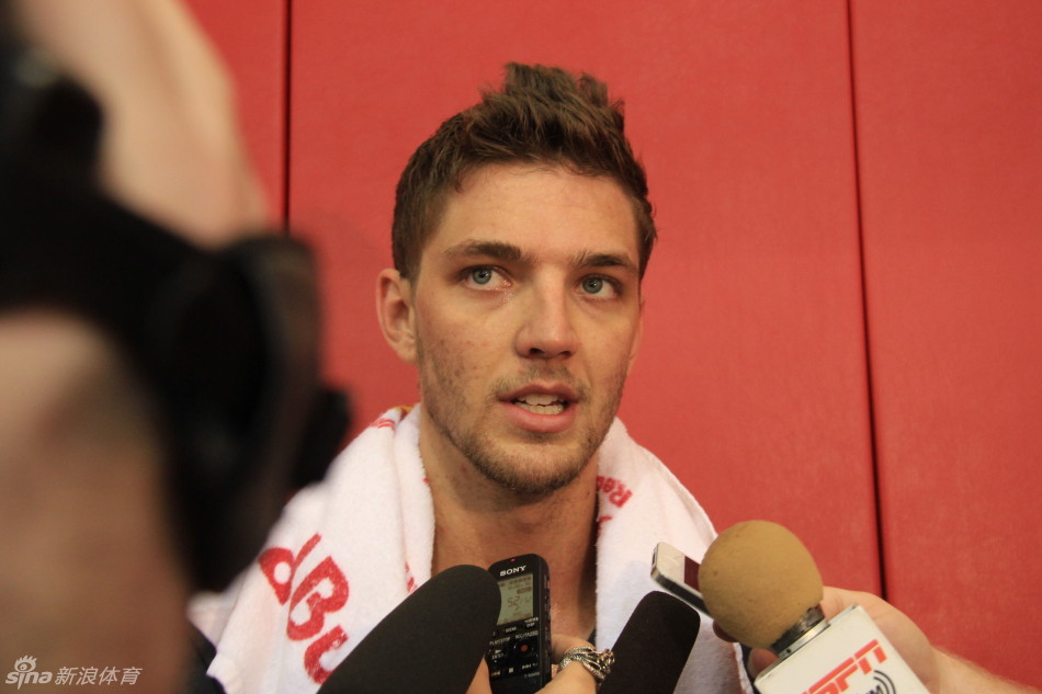 英超單場烏龍雙響“倒霉蛋”：卡拉格、艾斯特福、道森、法斯在列