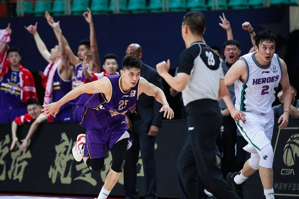 有點突然！麥克丹尼爾斯下場返回更衣室 后因左臀酸痛退出比賽