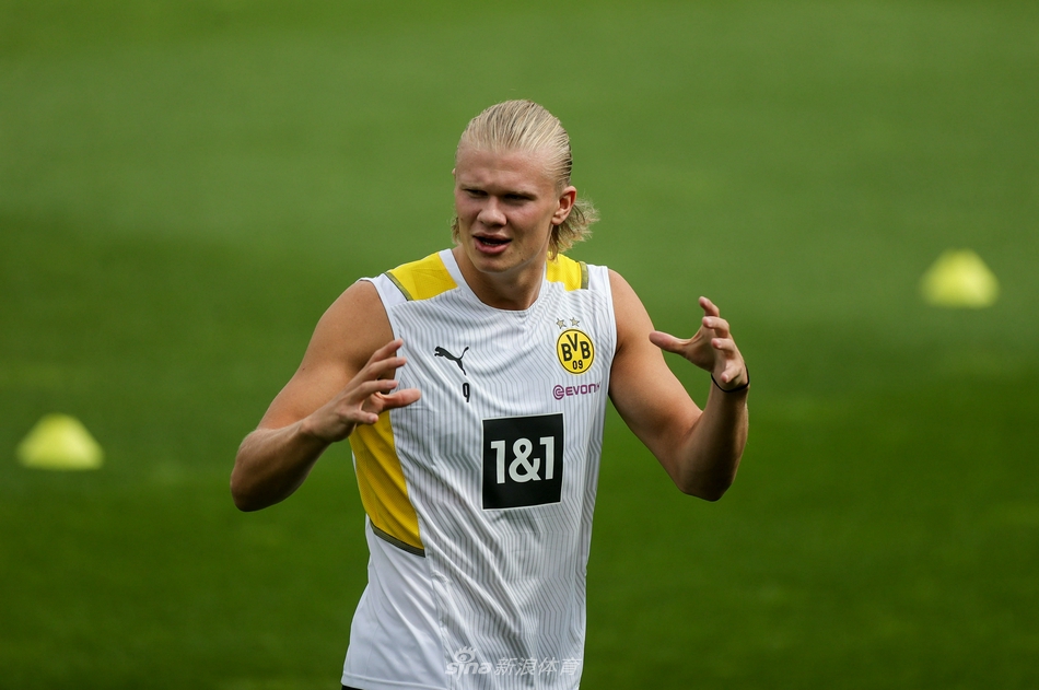 來和哥哥學習技術？喬布和貝林厄姆女友現(xiàn)身伯納烏看臺