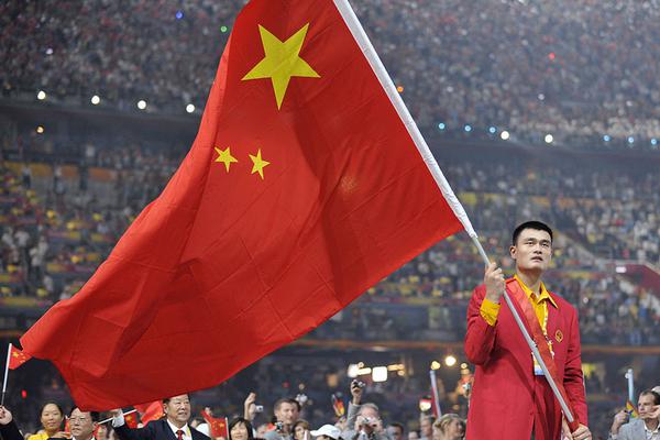 [流言板]輪流發(fā)力！布克借掩護干拔三分也進連拿5分，太陽追至1分