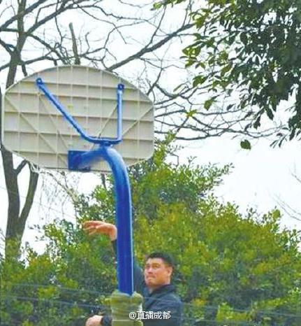 不愧是你！孔蒂不滿霍伊倫被吹犯規(guī)，憤怒質(zhì)疑裁判被出示黃牌