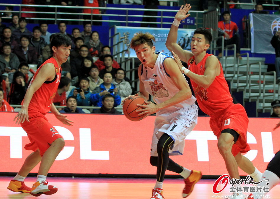 直播吧12月31日訊 NCAA名帥里克·皮蒂諾表示現(xiàn)在的NCAA已經(jīng)和職業(yè)聯(lián)賽無異。他說：“我看到的大學教練們說的都很好，但沒被提到的是，現(xiàn)在已經(jīng)不再是大學籃球了。這更像是職業(yè)籃球，預算都能跟歐籃聯(lián)媲