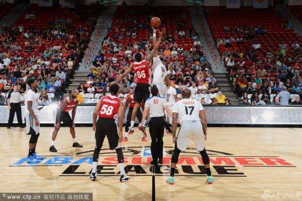 人都去哪了？三球擋拆后順步突破直接殺入籃下 輕松命中反超上籃