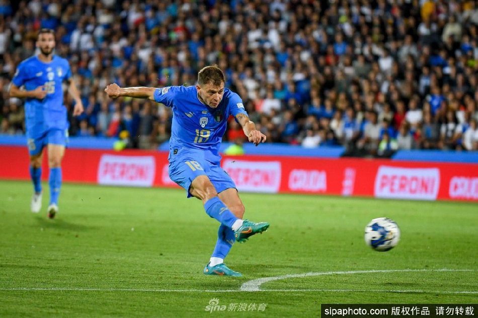 直播吧1月8日訊 NBA常規(guī)賽，鵜鶘100-117不敵老鷹。本場比賽，鵜鶘球員普爾表現(xiàn)一般，雖然末節(jié)獨得12分但對比賽無影響，在38分鐘的時間里，投籃18中7，三分球13中6，罰球1中1，拿到21分1