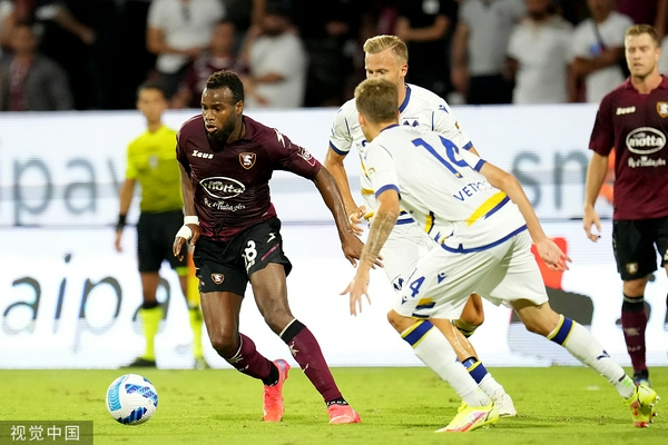 遮天蔽日！字母哥守護籃筐 騰空暴起大帽庫利巴利