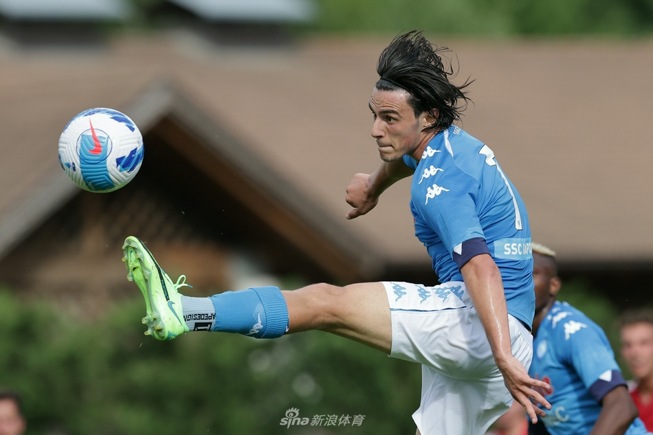 第26分鐘，帕萊斯特拉倒三角回傳，塞巴斯蒂亞諾