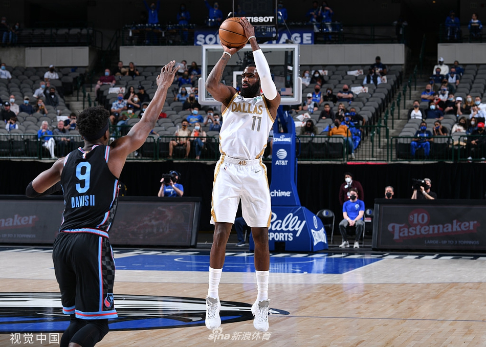 摧枯拉朽！字母哥接球?qū)箍寺迥?暴起單臂劈扣后還用頭頂球