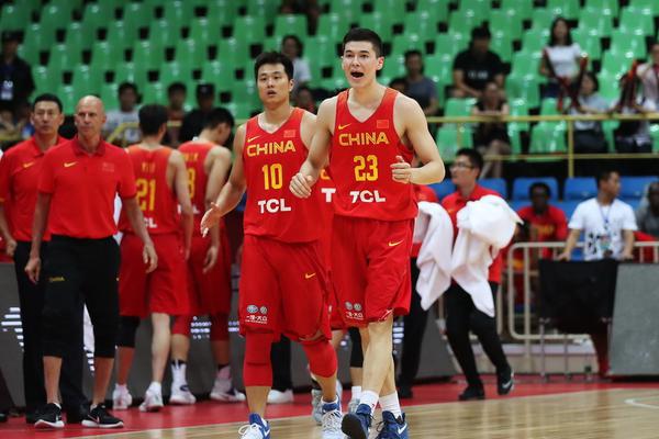 昔日羅馬太太團！托蒂前妻和德羅西前妻攜現(xiàn)任伴侶一起度假