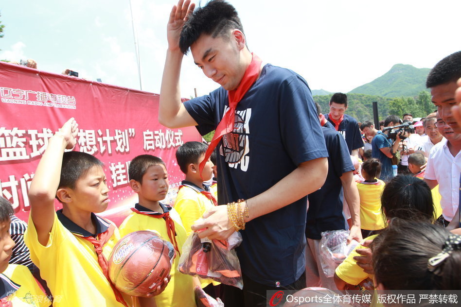 直播吧12月31日訊 NBA常規(guī)賽，國王在客場以90-131不敵快船。賽后，施羅德接受了采訪。當被問及國王在此次洛杉磯客場之旅前的五場比賽中，球隊進攻端表現(xiàn)亮眼的原因，施羅德表示“：我們的節(jié)奏打得很快