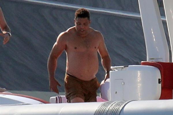 [流言板]亞布塞萊進攻與多爾特頭部相撞后球出界，亞布塞萊表情痛苦