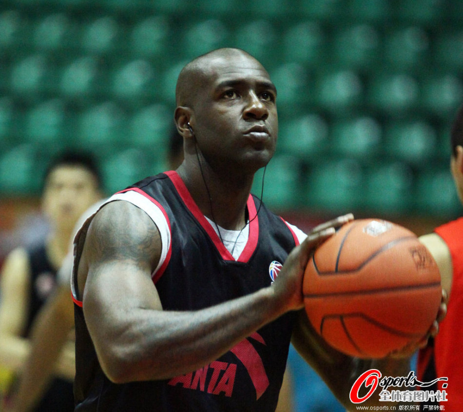 [流言板]攻防俱佳！阿倫全場9投8中，得到18分15籃板3助攻1搶斷2蓋帽