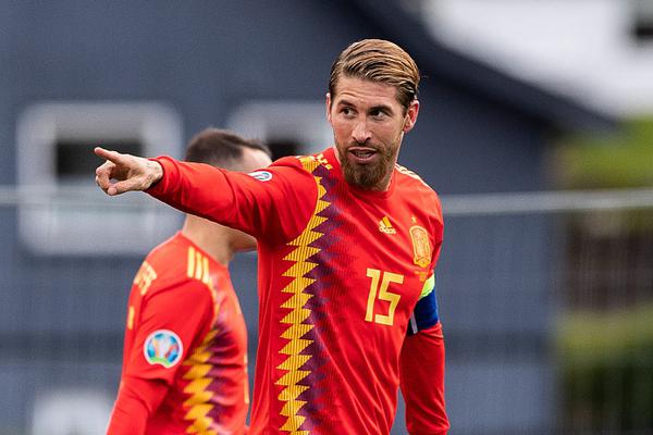 危險！卡佩拉被切球后打到杜蘭特面部，杜蘭特掩面非常痛苦