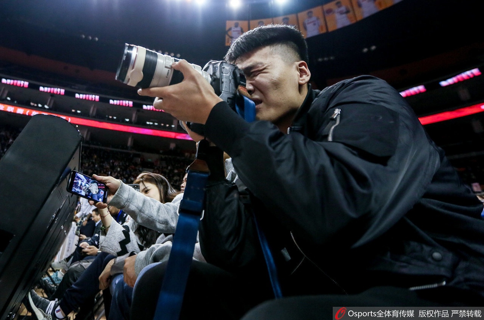 弗蘭克被拍到用帶阿森納logo杯子喝水 賽后回應：不是故意的