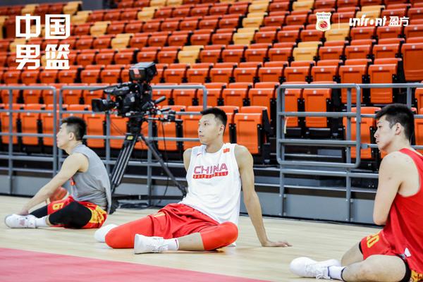 申京被包夾后出現(xiàn)失誤，隨后格林也連續(xù)出現(xiàn)兩次失誤