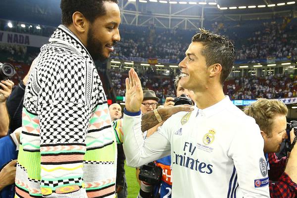 1.2萬RMB！內馬爾攜女友看演唱會，女友身著范思哲連衣裙驚艷全場