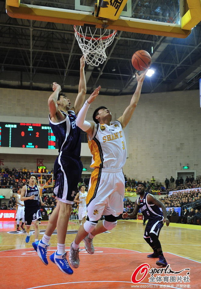 興奮得像個孩子！庫里雜耍上籃打停雄鹿 蹦跳回替補席