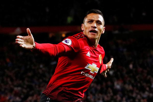 無敵！字母哥借掩護強突遭遇追夢兇狠犯規(guī)摔倒在地 但依然打成2+1