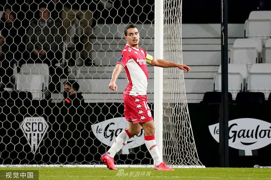 直播吧12月31日訊 NBA常規(guī)賽，國王在客場以90-131不敵快船。賽后，施羅德接受了采訪。當被問及國王在此次洛杉磯客場之旅前的五場比賽中，球隊進攻端表現(xiàn)亮眼的原因，施羅德表示“：我們的節(jié)奏打得很快