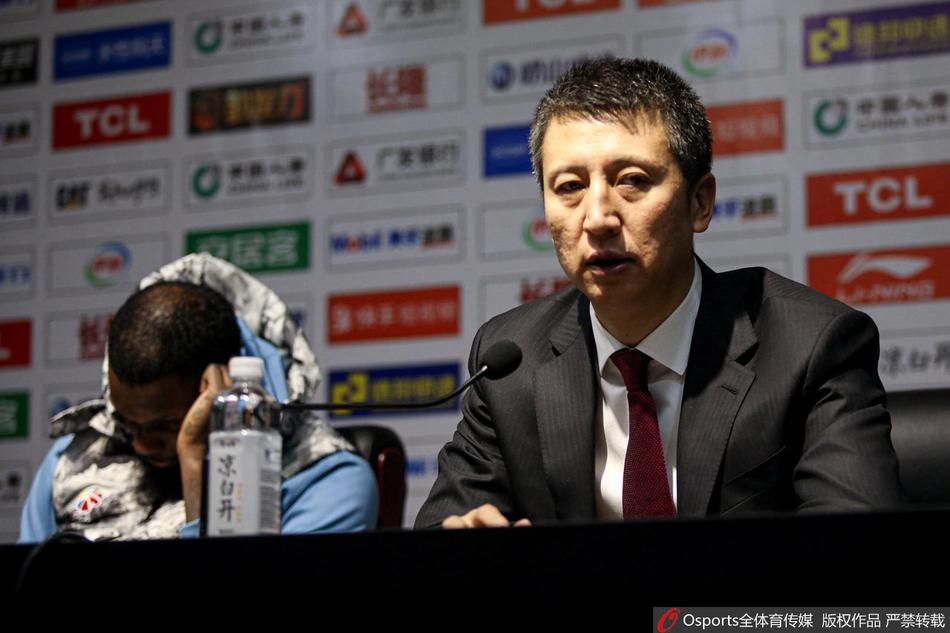 危險！卡佩拉被切球后打到杜蘭特面部，杜蘭特掩面非常痛苦