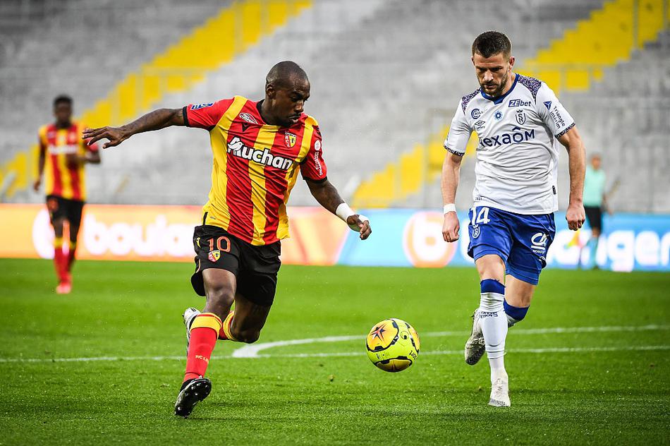 任勞任怨！比爾本場替補出戰(zhàn)，賽中一直面帶笑意