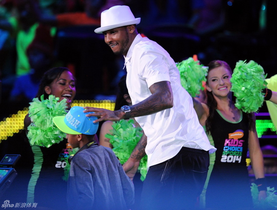 申京被包夾后出現(xiàn)失誤，隨后格林也連續(xù)出現(xiàn)兩次失誤