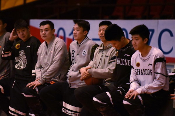 1.2萬RMB！內馬爾攜女友看演唱會，女友身著范思哲連衣裙驚艷全場