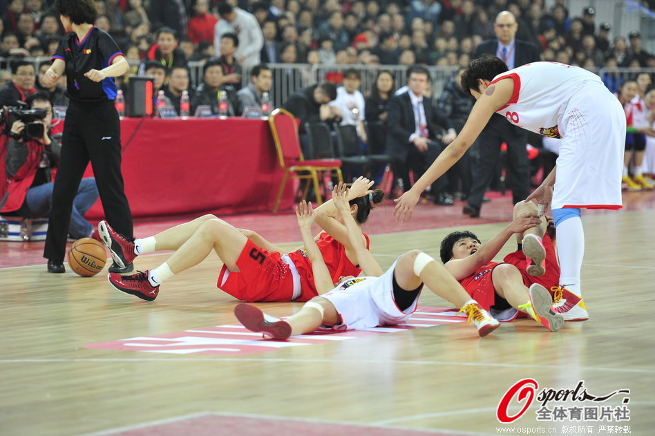 直播吧12月31日訊 近日，特雷·楊身陷交易流言，路威在節(jié)目中談到了此事。他表示“也許是時候考慮其他方向了，歸根結(jié)底，我希望看到特雷·楊開心，同時也希望亞特蘭大老鷹隊能取得成功。”