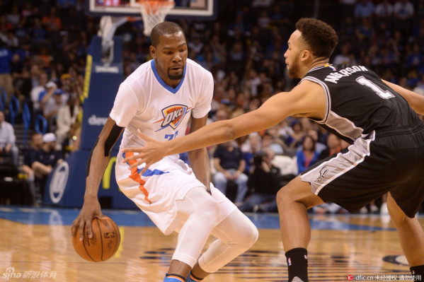 踩踏染紅！西蒙斯致歉：范戴克是我的隊長 絕不會故意傷害任何人